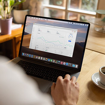 上港主场球迷疯狂呐喊，士气高昂备战下一场比赛